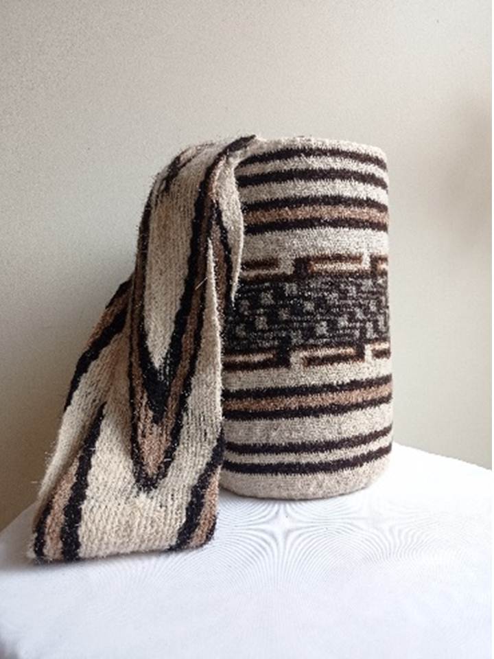 MOCHILA ARHUACA Cheyrwa zu Arunhʉ (Pensamiento de hombre) en Riohacha,  Colombia.